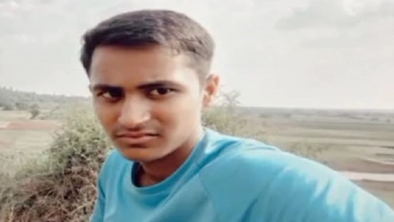 ಬೆಳಗಾವಿ: ಕರ್ನಾಟಕ ರಾಜ್ಯೋತ್ಸವದ ಧ್ವಜಸ್ತಂಭ ನೆಡುವ ವೇಳೆ ವಿದ್ಯುತ್ ಪ್ರವಹಿಸಿ ಯುವಕ ಸಾವು ಬೆಳಗಾವಿ: ಕರ್ನಾಟಕ ರಾಜ್ಯೋತ್ಸವದ ಧ್ವಜಸ್ತಂಭ ನೆಡುವ ವೇಳೆ ವಿದ್ಯುತ್ ಪ್ರವಹಿಸಿ ಯುವಕ ಸಾವು