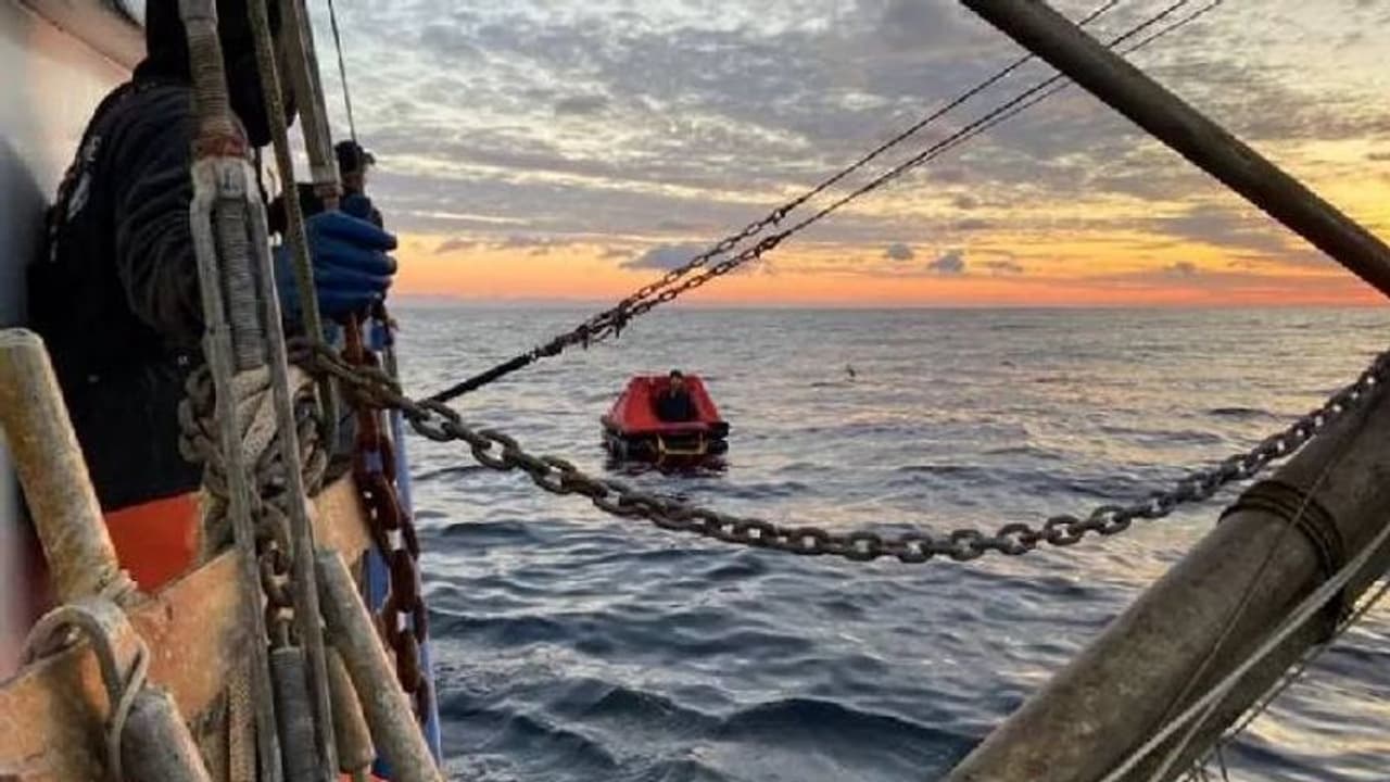 മത്സ്യത്തൊഴിലാളി കടലിലകപ്പെട്ടത് രണ്ടാഴ്ച, അതിജീവിച്ചത് ഇത് കഴിച്ച്... മത്സ്യത്തൊഴിലാളി കടലിലകപ്പെട്ടത് രണ്ടാഴ്ച, അതിജീവിച്ചത് ഇത് കഴിച്ച്...