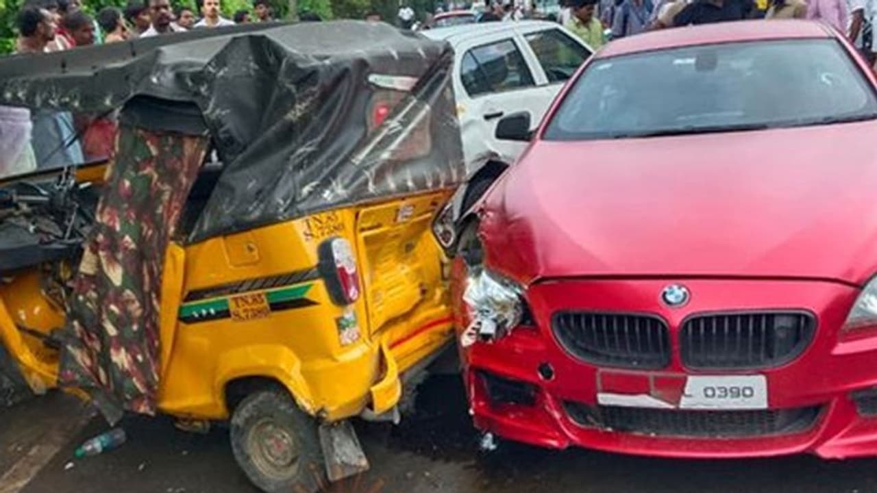 சென்னை விமான நிலையத்தில் பயங்கரம்.. சொகுசு கார் மோதி தூக்கி வீசப்பட்ட 7 பேர் படுகாயம்..!