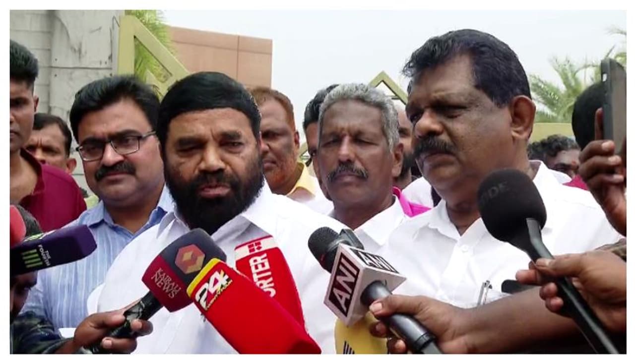 'ഊഹാപോഹങ്ങൾ പ്രചരിപ്പിക്കരുത്, സാമൂഹ്യ മാധ്യമങ്ങൾ സർക്കാർ നിരീക്ഷണത്തിൽ'; മന്ത്രിമാർ 'ഊഹാപോഹങ്ങൾ പ്രചരിപ്പിക്കരുത്, സാമൂഹ്യ മാധ്യമങ്ങൾ സർക്കാർ നിരീക്ഷണത്തിൽ'; മന്ത്രിമാർ