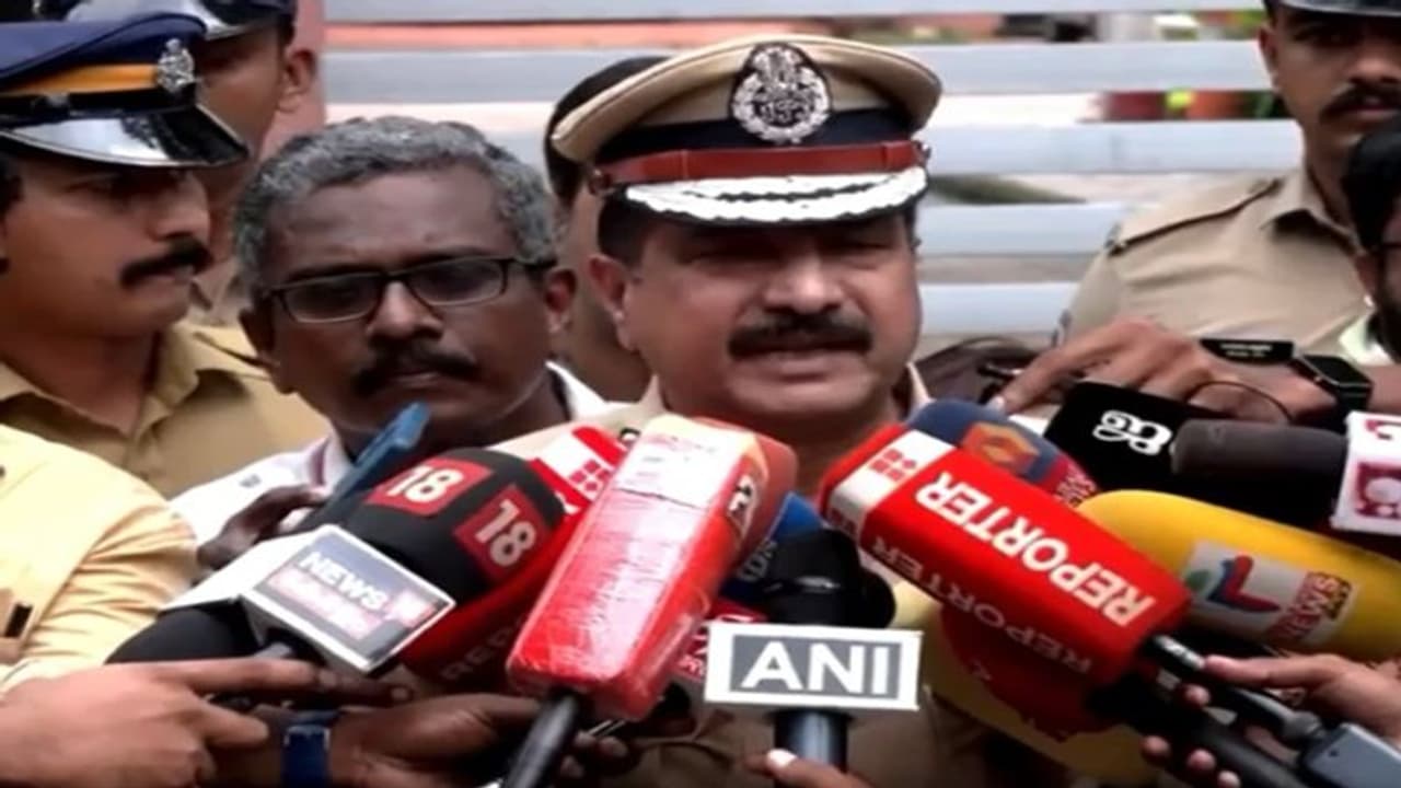 கேரளாவில் வெடித்தது டிபன் பாக்ஸ் குண்டு: டிஜிபி தகவல்! கேரளாவில் வெடித்தது டிபன் பாக்ஸ் குண்டு: டிஜிபி தகவல்!