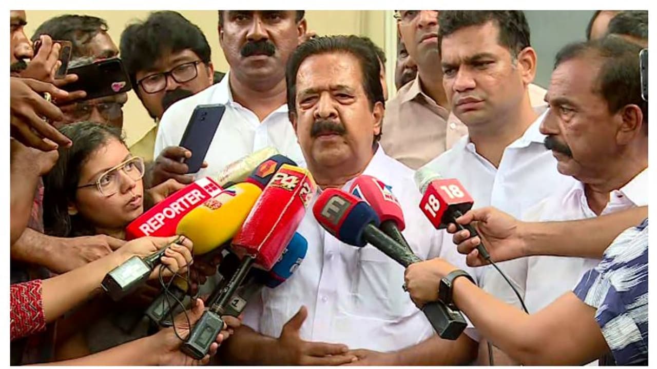 'എഡിജിപി വത്സൻ തില്ലങ്കേരിയുമായി ചർച്ച നടത്തി, 4 മണിക്കൂർ എന്താണ് ചർച്ച ചെയ്യാനുള്ളത്'; രമേശ് ചെന്നിത്തല