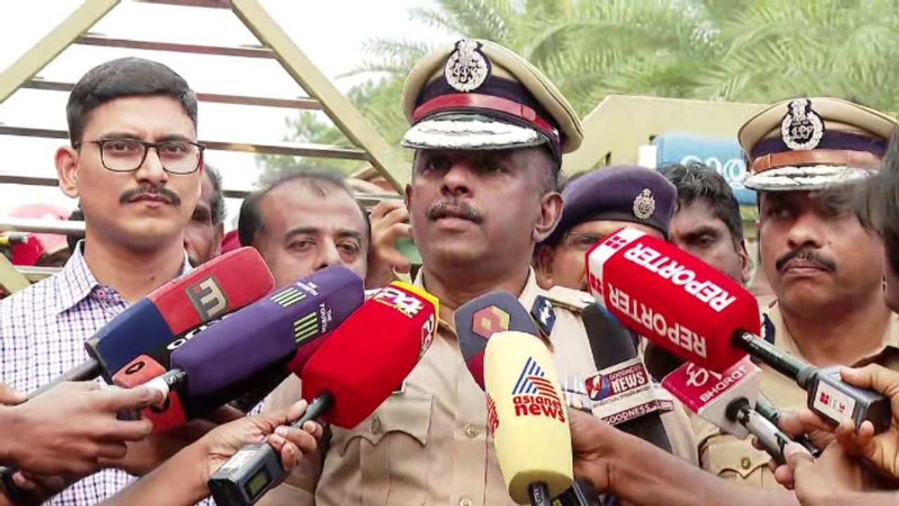 കളമശ്ശേരി സ്ഫോടനം; 'അന്വേഷണം പ്രാഥമിക ഘട്ടത്തില്, കീഴടങ്ങിയാളെ വിശദമായി ചോദ്യം ചെയ്യുന്നു' എഡിജിപി കളമശ്ശേരി സ്ഫോടനം; 'അന്വേഷണം പ്രാഥമിക ഘട്ടത്തില്, കീഴടങ്ങിയാളെ വിശദമായി ചോദ്യം ചെയ്യുന്നു' എഡിജിപി