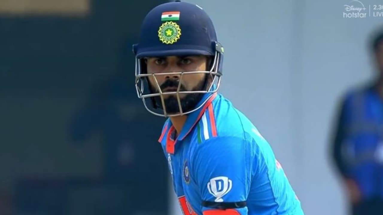 IND vs ENG: முன்னாள் சுழல் ஜாம்பவான் மறைவு: கையில் கருப்பு பட்டை அணிந்து விளையாடிய வீரர்கள்! IND vs ENG: முன்னாள் சுழல் ஜாம்பவான் மறைவு: கையில் கருப்பு பட்டை அணிந்து விளையாடிய வீரர்கள்!