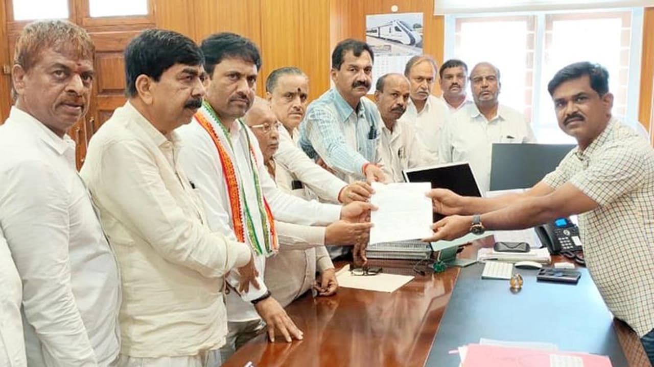 ಕುಮಾರಸ್ವಾಮಿ ಬೆಂಬಲಿಗರಿಂದ ನನಗೆ ಜೀವ ಬೆದರಿಕೆ: ಕೆಪಿಸಿಸಿ ವಕ್ತಾರ ಎಂ.ಲಕ್ಷ್ಮಣ್ ಕುಮಾರಸ್ವಾಮಿ ಬೆಂಬಲಿಗರಿಂದ ನನಗೆ ಜೀವ ಬೆದರಿಕೆ: ಕೆಪಿಸಿಸಿ ವಕ್ತಾರ ಎಂ.ಲಕ್ಷ್ಮಣ್