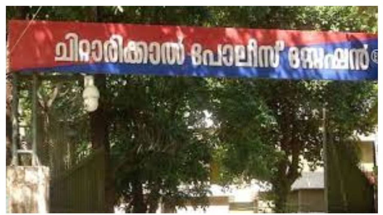 അസംബ്ലിയിൽ വിദ്യാർഥിയുടെ മുടി പരസ്യമായി മുറിച്ച സംഭവം; റിപ്പോർട്ട് നൽകാൻ മന്ത്രി ശിവൻകുട്ടിയുടെ നിർദേശം അസംബ്ലിയിൽ വിദ്യാർഥിയുടെ മുടി പരസ്യമായി മുറിച്ച സംഭവം; റിപ്പോർട്ട് നൽകാൻ മന്ത്രി ശിവൻകുട്ടിയുടെ നിർദേശം