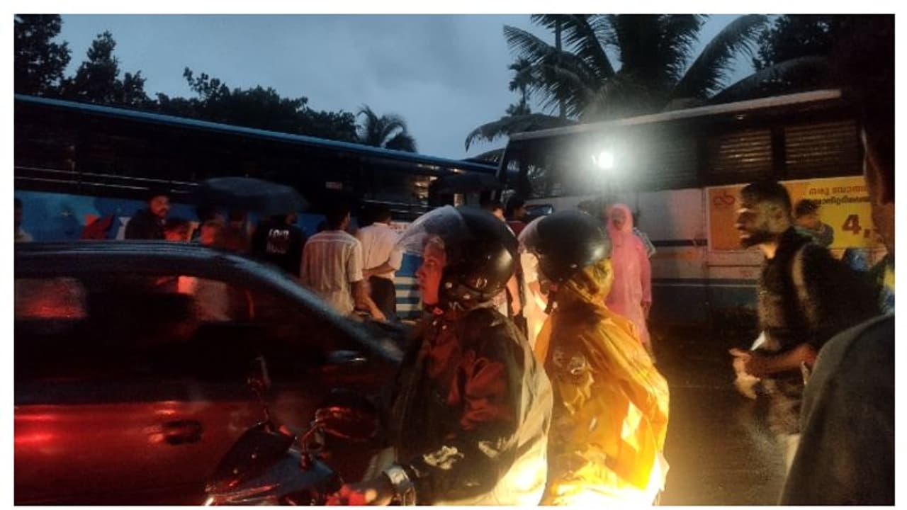 കെഎസ്ആർടിസി ബസും സ്വകാര്യ ബസും കൂട്ടിയിടിച്ചു; നിരവധി പേർ ആശുപത്രിയിൽ, ഡ്രൈവർക്ക് ഗുരുതര പരിക്ക് കെഎസ്ആർടിസി ബസും സ്വകാര്യ ബസും കൂട്ടിയിടിച്ചു; നിരവധി പേർ ആശുപത്രിയിൽ, ഡ്രൈവർക്ക് ഗുരുതര പരിക്ക്