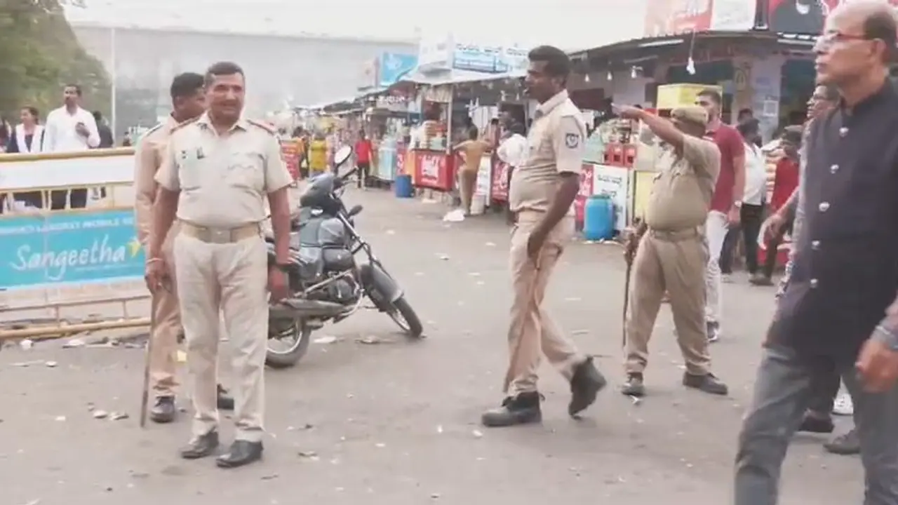 ಕೇರಳ ಚರ್ಚ್ ಸ್ಫೋಟ ಪ್ರಕರಣ; ಕೆಆರ್ಎಸ್ ಬೃಂದಾವನಕ್ಕೆ ಬರುವ ಪ್ರವಾಸಿಗರ ಮೇಲೆ ಹದ್ದಿನಕಣ್ಣು! ಕೇರಳ ಚರ್ಚ್ ಸ್ಫೋಟ ಪ್ರಕರಣ; ಕೆಆರ್ಎಸ್ ಬೃಂದಾವನಕ್ಕೆ ಬರುವ ಪ್ರವಾಸಿಗರ ಮೇಲೆ ಹದ್ದಿನಕಣ್ಣು!