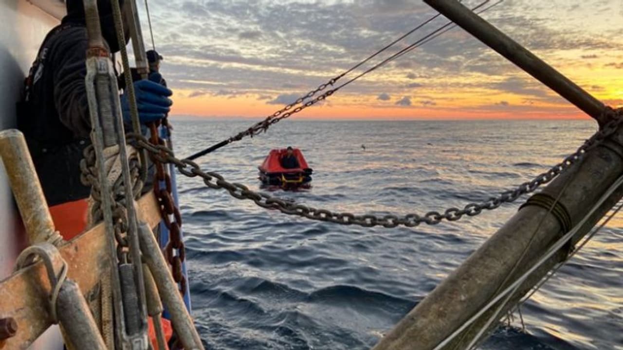 കടലില് കാണാതായി ആഴ്ചകൾ, തെരച്ചിൽ നിർത്തി കോസ്റ്റ് ഗാർഡും, ചങ്ങാടത്തില് ഒഴുകി നടക്കുന്ന നിലയിൽ യുവാവ് കടലില് കാണാതായി ആഴ്ചകൾ, തെരച്ചിൽ നിർത്തി കോസ്റ്റ് ഗാർഡും, ചങ്ങാടത്തില് ഒഴുകി നടക്കുന്ന നിലയിൽ യുവാവ്