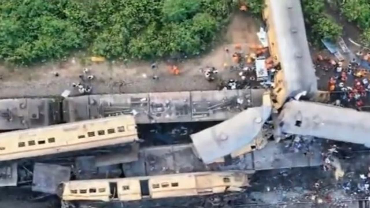 ஆந்திரா ரயில் விபத்து: என்ன காரணம்? ஆந்திரா ரயில் விபத்து: என்ன காரணம்?