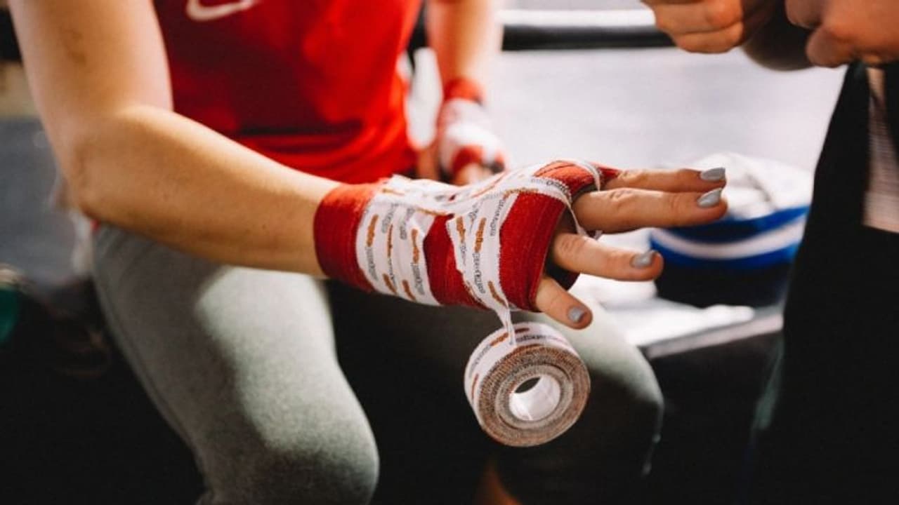 മകന്റെ മുൻ കാമുകിയെ എംഎംഎ ഫൈറ്റില് തറ പറ്റിച്ച് അമ്പതുകാരി; വീഡിയോ... മകന്റെ മുൻ കാമുകിയെ എംഎംഎ ഫൈറ്റില് തറ പറ്റിച്ച് അമ്പതുകാരി; വീഡിയോ...