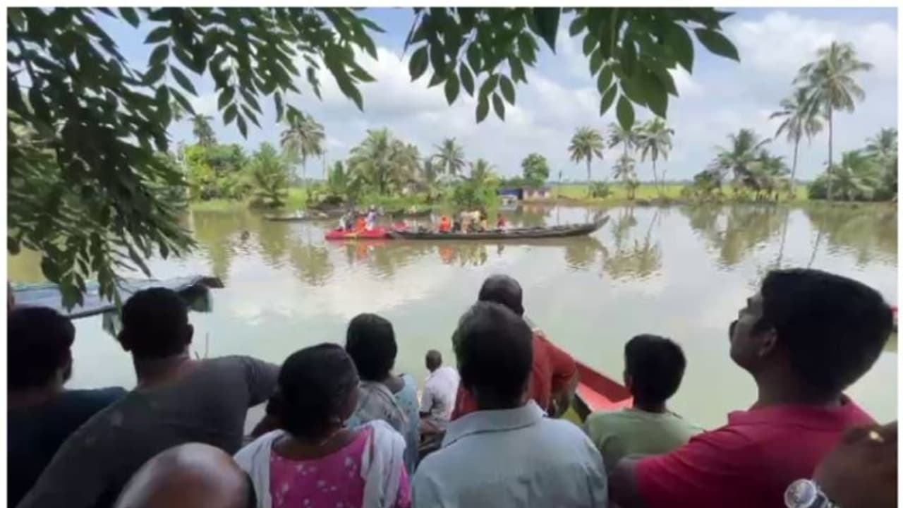 അമ്മ പിടിച്ചുനിർത്താൻ നോക്കിയിട്ടും മരണത്തിലേക്ക് വഴുതിപ്പോയി; വള്ളം അപകടം; ഏഴാം ക്ലാസുകാരിക്ക് ദാരുണാന്ത്യം അമ്മ പിടിച്ചുനിർത്താൻ നോക്കിയിട്ടും മരണത്തിലേക്ക് വഴുതിപ്പോയി; വള്ളം അപകടം; ഏഴാം ക്ലാസുകാരിക്ക് ദാരുണാന്ത്യം