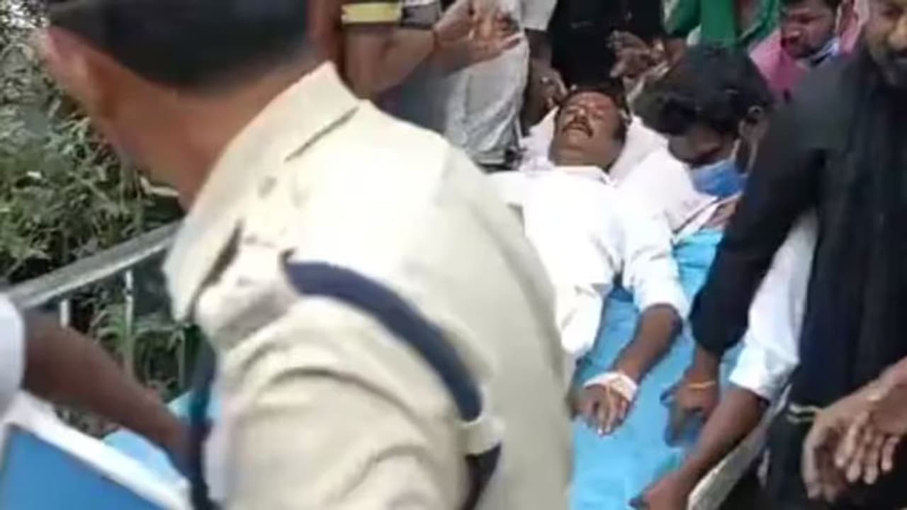 ఎంపీ ప్రభాకర్ రెడ్డికి భద్రతా వైఫల్యం.. ఘటనా సమయంలో పోలీసులు లేరు? ఎంపీ ప్రభాకర్ రెడ్డికి భద్రతా వైఫల్యం.. ఘటనా సమయంలో పోలీసులు లేరు?