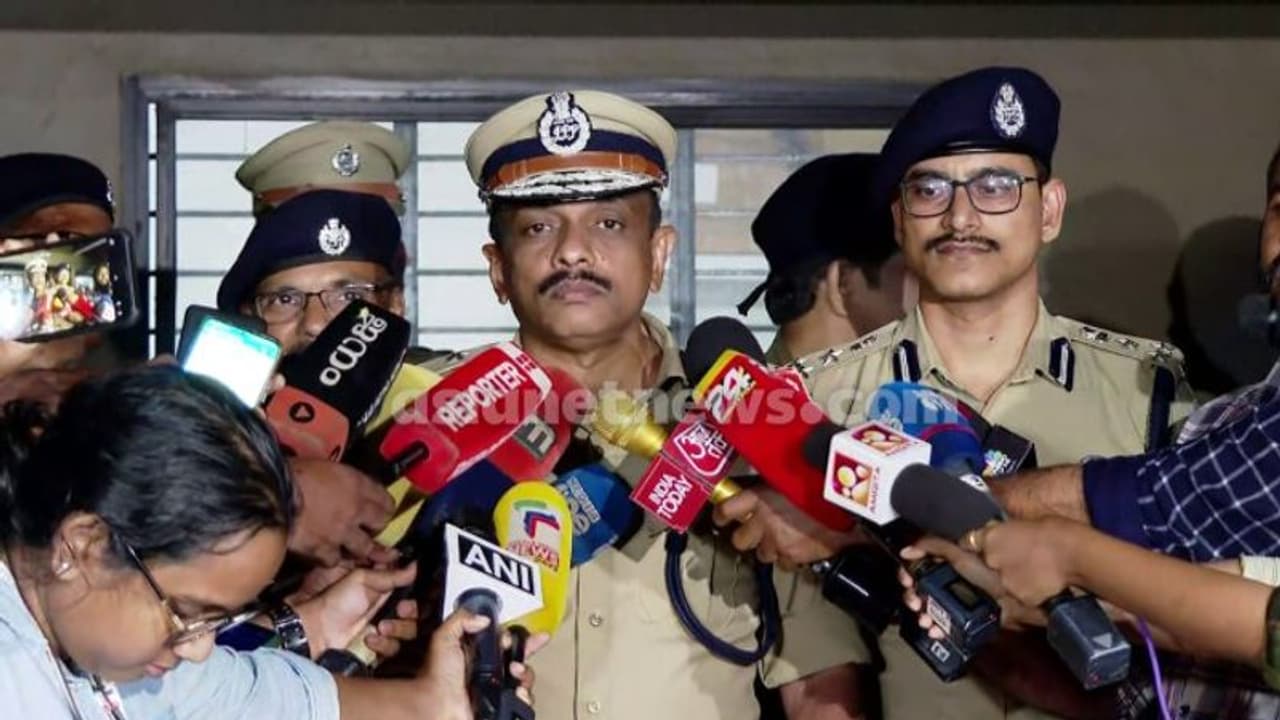 കളമശേരി സ്ഫോടനം: ഡൊമിനിക് മാർട്ടിനെതിരെ കൃത്യമായ തെളിവുകൾ കിട്ടി, വിശദമായി അന്വേഷിക്കുമെന്നും കമ്മീഷണർ കളമശേരി സ്ഫോടനം: ഡൊമിനിക് മാർട്ടിനെതിരെ കൃത്യമായ തെളിവുകൾ കിട്ടി, വിശദമായി അന്വേഷിക്കുമെന്നും കമ്മീഷണർ