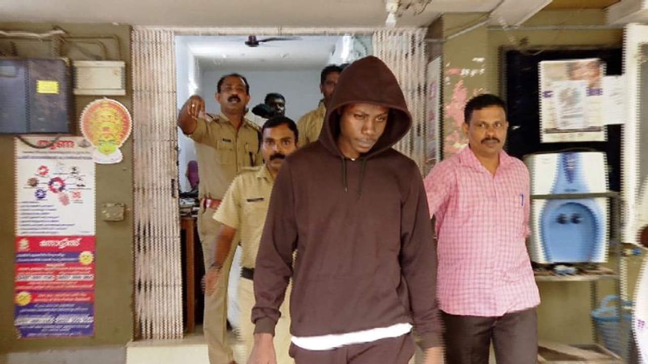 ഇടനിലക്കാരിയുടെ മൊഴി, കൊല്ലം പൊലീസ് ബെംഗളൂരുവിലേക്ക്; മയക്കുമരുന്ന് സംഘത്തില പ്രധാനി, സുഡാൻ പൗരൻ പിടിയിൽ ഇടനിലക്കാരിയുടെ മൊഴി, കൊല്ലം പൊലീസ് ബെംഗളൂരുവിലേക്ക്; മയക്കുമരുന്ന് സംഘത്തില പ്രധാനി, സുഡാൻ പൗരൻ പിടിയിൽ