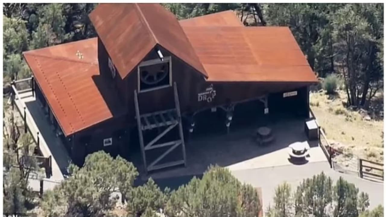 തോക്കുകളും ഒന്നിലധികം ഐഇഡികളും ധരിച്ച 20 കാരനെ സ്ത്രീകളുടെ ബാത്ത് റൂമില് മരിച്ച നിലയിൽ കണ്ടെത്തി ! തോക്കുകളും ഒന്നിലധികം ഐഇഡികളും ധരിച്ച 20 കാരനെ സ്ത്രീകളുടെ ബാത്ത് റൂമില് മരിച്ച നിലയിൽ കണ്ടെത്തി !