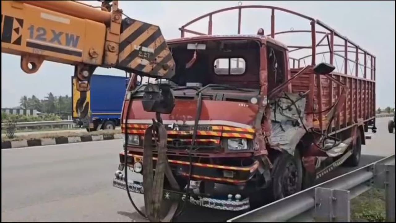 சாலையில் பணி செய்துகொண்டிருந்த ஒப்பந்த ஊழியர்கள்; திடீரென மோதிய லாரியால் 4 பேர் படுகாயம்