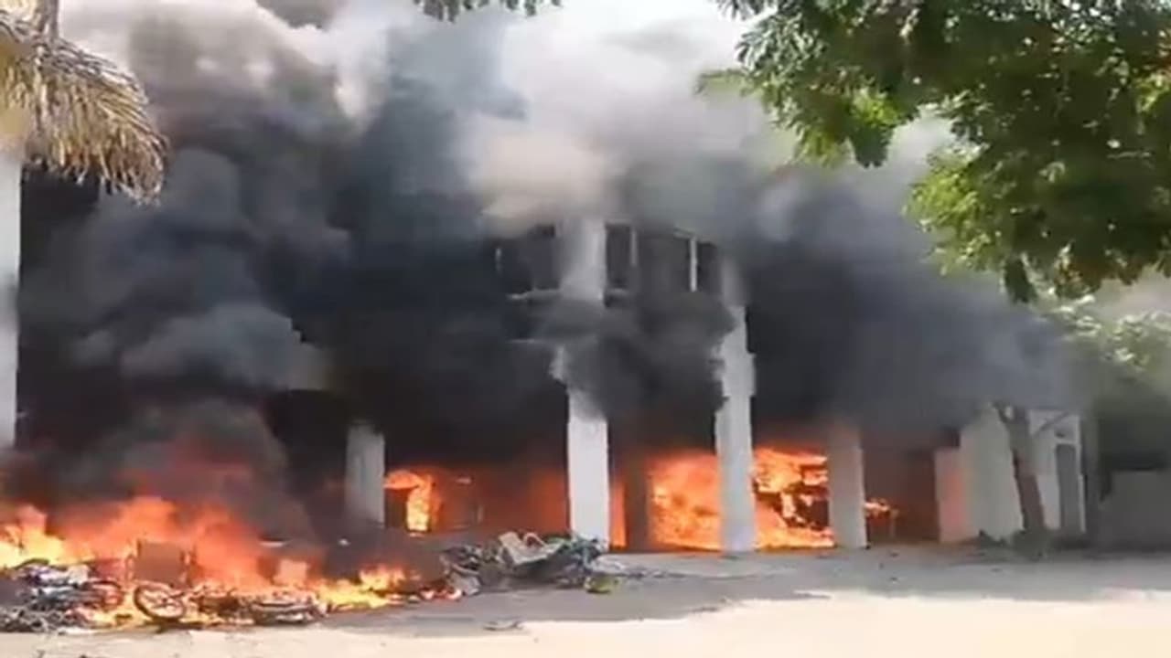 மராத்தா இட ஒதுக்கீடு: அஜித் பவார் வீடு மீது தாக்குதல்; எம்.எல்.ஏ.,க்கள், எம்.பி.க்கள் ராஜினாமா! மராத்தா இட ஒதுக்கீடு: அஜித் பவார் வீடு மீது தாக்குதல்; எம்.எல்.ஏ.,க்கள், எம்.பி.க்கள் ராஜினாமா!