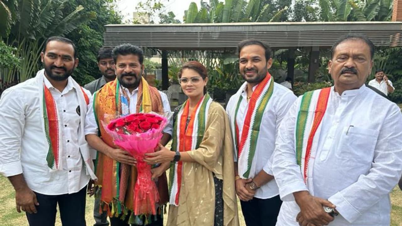  కామారెడ్డిలో బీఆర్ఎస్‌కు భారీ షాక్.. కాంగ్రెస్‌లో చేరిన మున్సిపల్ వైఎస్ చైర్‌పర్సన్ ఇందుప్రియ..