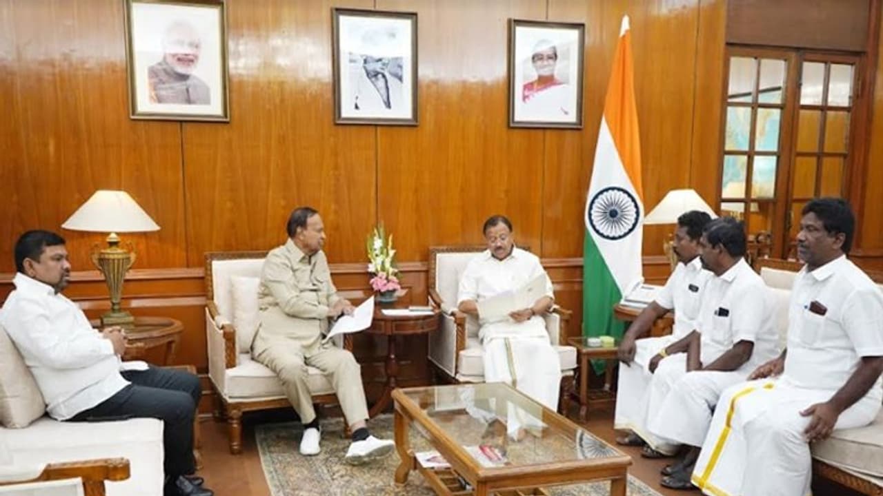 மீனவர்கள் கைது: இலங்கையுடன் பேசி வரும் மத்திய அரசு டிஆர் பாலுவிடம் அமைச்சர் தகவல்!