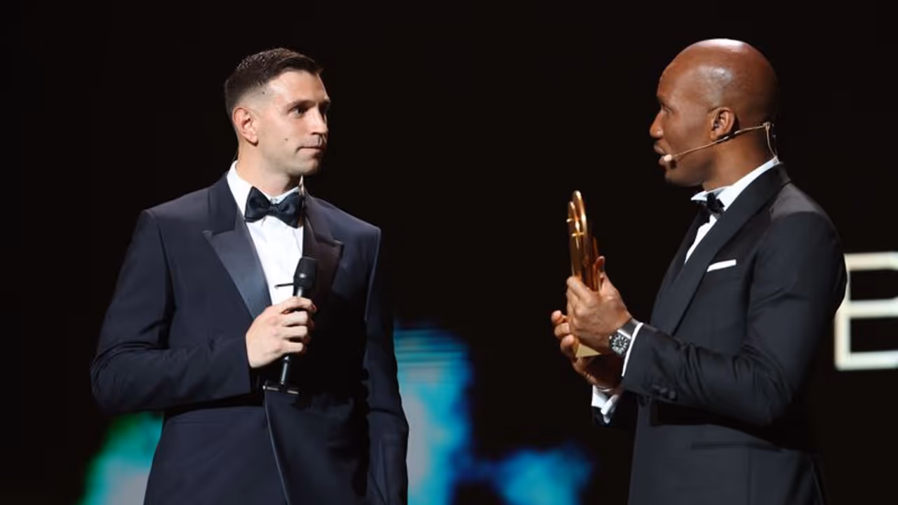 ബാലണ് ദ് ഓര് പുരസ്കാരവേദിയില് എമിലിയാനോ മാര്ട്ടിനെസിനെ കൂവി ഫ്രഞ്ച് ആരാധകര്, വായടപ്പിച്ച് ദ്രോഗ്ബ ബാലണ് ദ് ഓര് പുരസ്കാരവേദിയില് എമിലിയാനോ മാര്ട്ടിനെസിനെ കൂവി ഫ്രഞ്ച് ആരാധകര്, വായടപ്പിച്ച് ദ്രോഗ്ബ