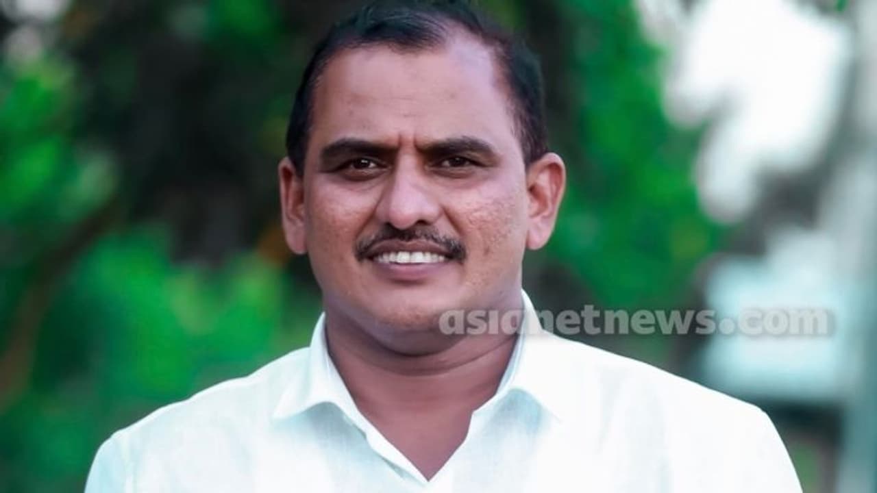 ഉദ്യോഗസ്ഥനെ മർദ്ദിച്ച കേസിൽ എംഎൽഎ എകെഎം അഷ്‌റഫിന് തടവ് ശിക്ഷ; 10000 രൂപ പിഴയും വിധിച്ചു