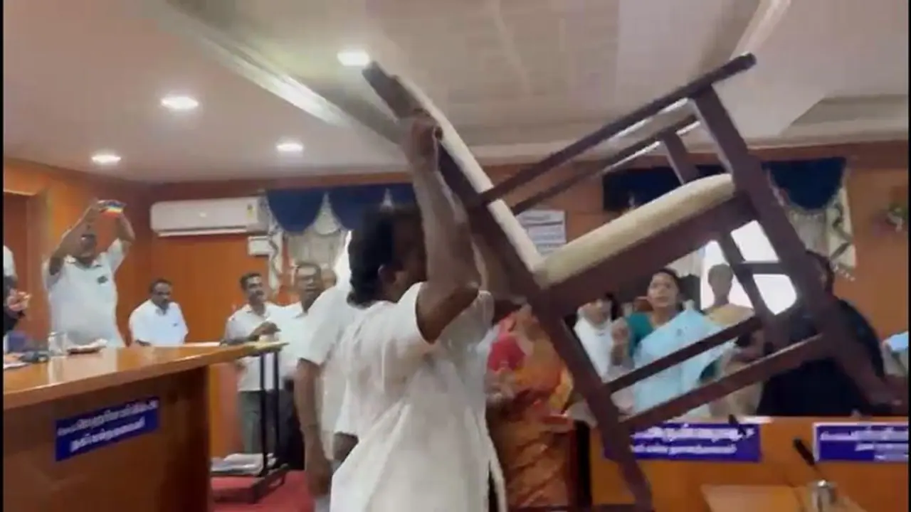 மேட்டுப்பாளையம் நகராட்சியில் கவுன்சிலர்களிடையே மோதல்; மன்ற கூட்டத்தில் நாற்காலிகள் பறந்ததால் பரபரப்பு மேட்டுப்பாளையம் நகராட்சியில் கவுன்சிலர்களிடையே மோதல்; மன்ற கூட்டத்தில் நாற்காலிகள் பறந்ததால் பரபரப்பு