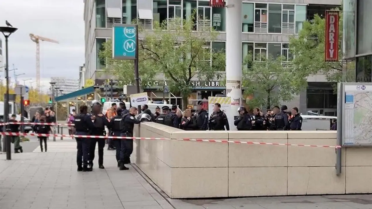 French police open fire at woman who threatened to blow up a train station in Paris (WATCH) French police open fire at woman who threatened to blow up a train station in Paris (WATCH)