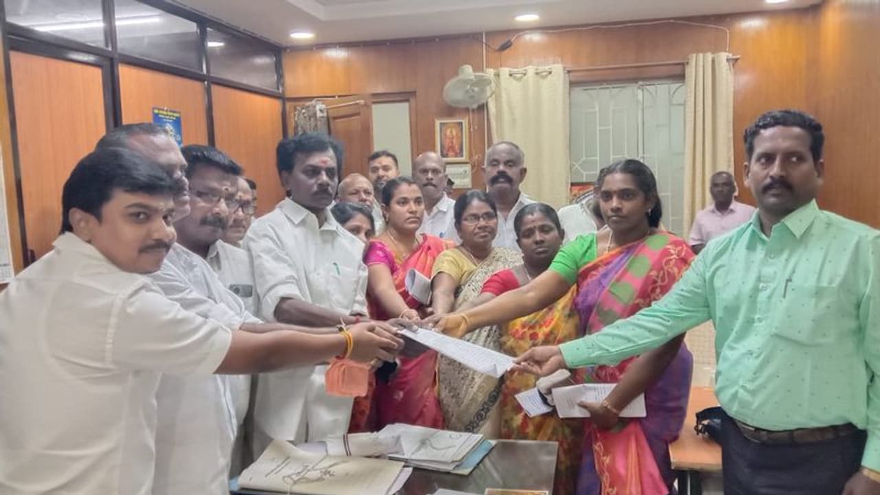 திமுக நகர்மன்ற தலைவர் மீது நம்பிக்கை இல்லா தீர்மானம்; அதிமுக கவுன்சிலர்களுடன் திமுகவினர் கை கோர்த்ததால் பரபரப்