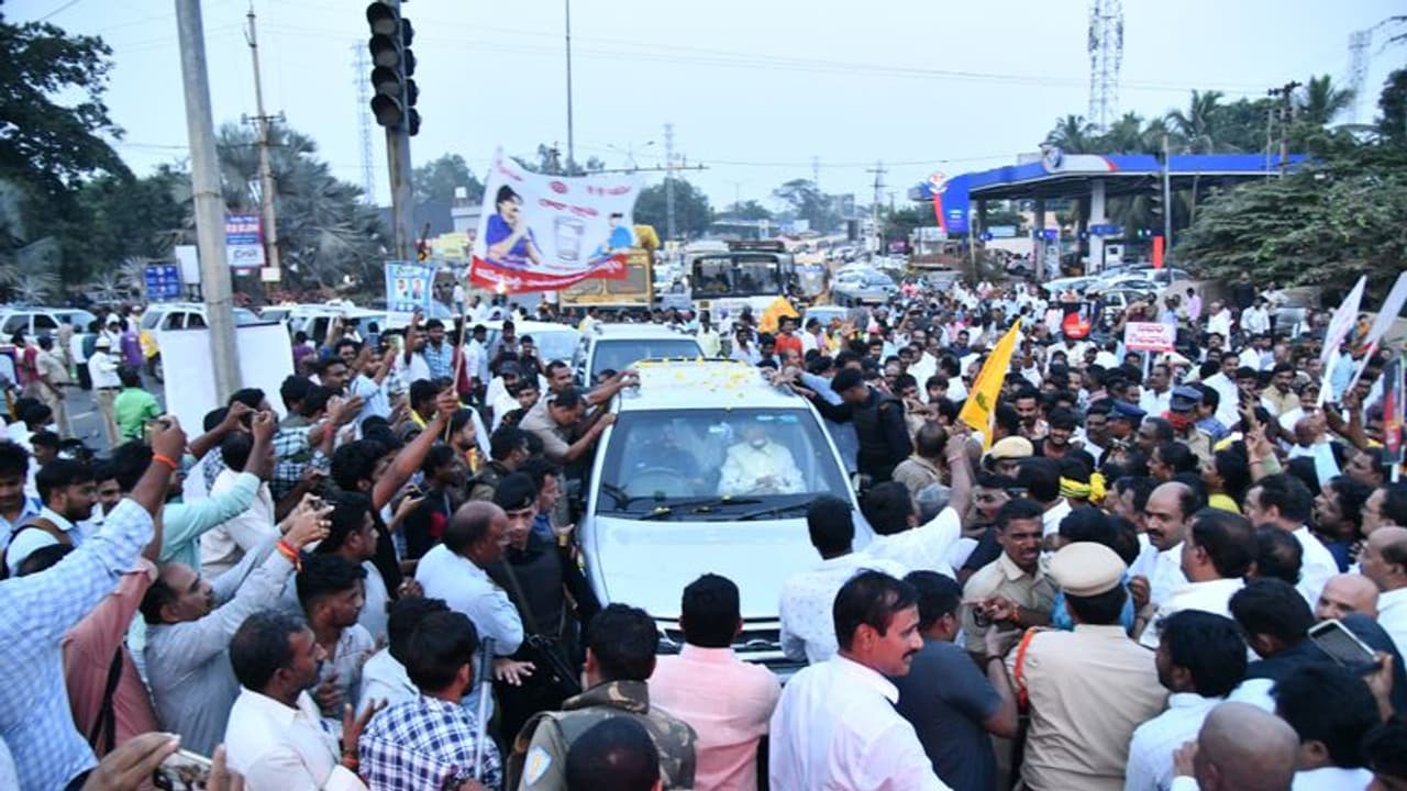 చంద్రబాబు విడుదల : రాజమండ్రిలో పోలీసుల ఓవరాక్షన్ .. టీడీపీ నేతల వాహనాలకు అడ్డంగా బారికేడ్లు (వీడియో)