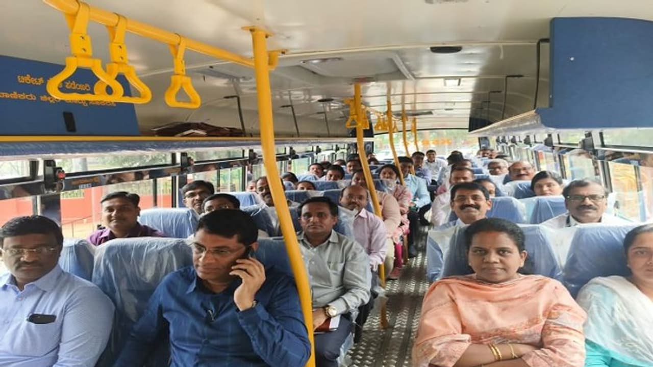 ತುಮಕೂರು: ಜನತಾ ದರ್ಶನ ಸಭೆಗೆ ಕೆಎಸ್ಆರ್‌ಟಿಸಿ ಬಸ್‌ನಲ್ಲೇ ಬಂದ ಅಧಿಕಾರಿಗಳು..!