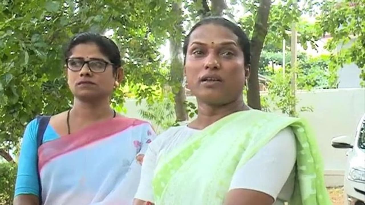 ಚಿತ್ರದುರ್ಗ: 50ಕ್ಕೂ ಅಧಿಕ ಕುರಿ ಕದ್ದು ಪರಾರಿಯಾದ ಖದೀಮರು, ಕಂಗಾಲಾದ ಮಂಗಳಮುಖಿಯರು..! ಚಿತ್ರದುರ್ಗ: 50ಕ್ಕೂ ಅಧಿಕ ಕುರಿ ಕದ್ದು ಪರಾರಿಯಾದ ಖದೀಮರು, ಕಂಗಾಲಾದ ಮಂಗಳಮುಖಿಯರು..!