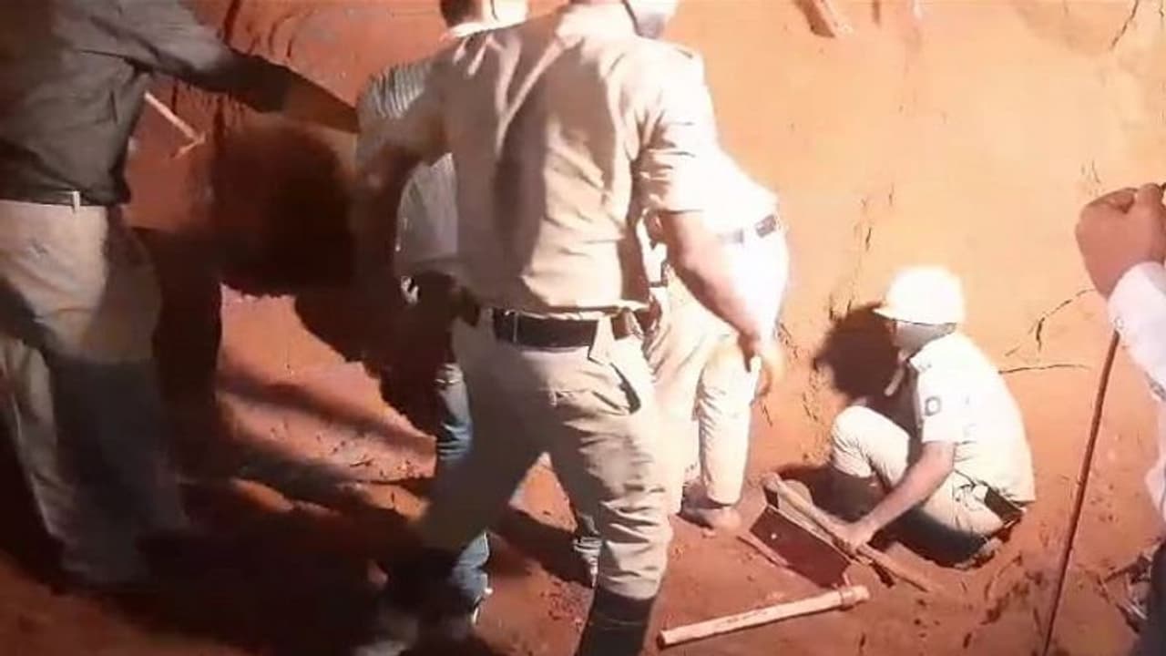 ಕೊಡಗು: ಕಟ್ಟಡ ಕಾಮಗಾರಿ ವೇಳೆ ಮಣ್ಣು ಕುಸಿತ, ಮೂವರ ದುರ್ಮರಣ ಕೊಡಗು: ಕಟ್ಟಡ ಕಾಮಗಾರಿ ವೇಳೆ ಮಣ್ಣು ಕುಸಿತ, ಮೂವರ ದುರ್ಮರಣ
