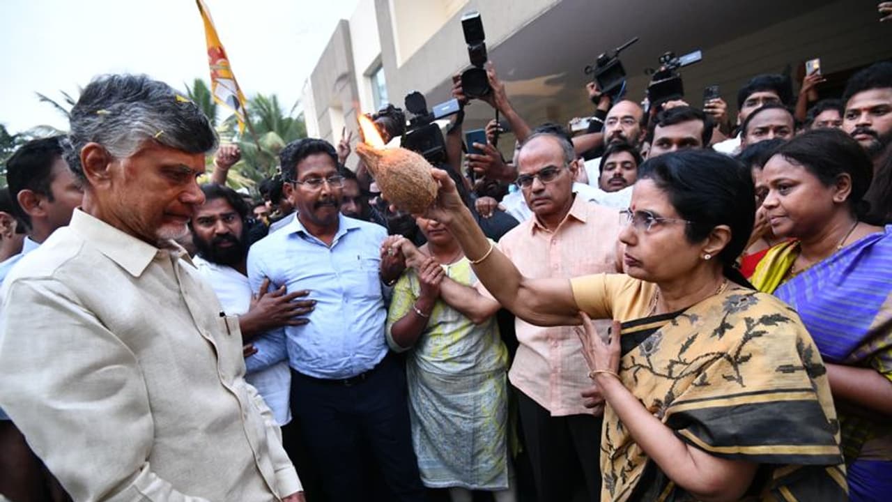 జూబ్లీహిల్స్ నివాసానికి చేరుకున్న చంద్రబాబు .. వైద్యులతో భేటీ, రేపు ఏఐజీ ఆసుపత్రికి టీడీపీ చీఫ్ జూబ్లీహిల్స్ నివాసానికి చేరుకున్న చంద్రబాబు .. వైద్యులతో భేటీ, రేపు ఏఐజీ ఆసుపత్రికి టీడీపీ చీఫ్