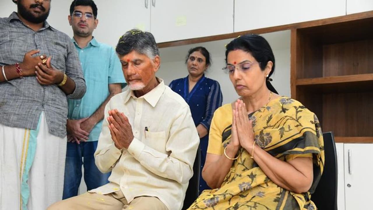 సీఎం అంటే లెక్కేలేదా..! తిరుమలలో చంద్రబాబు ఆండ్ ఫ్యామిలీకి అవమానం.. సీఎం అంటే లెక్కేలేదా..! తిరుమలలో చంద్రబాబు ఆండ్ ఫ్యామిలీకి అవమానం..