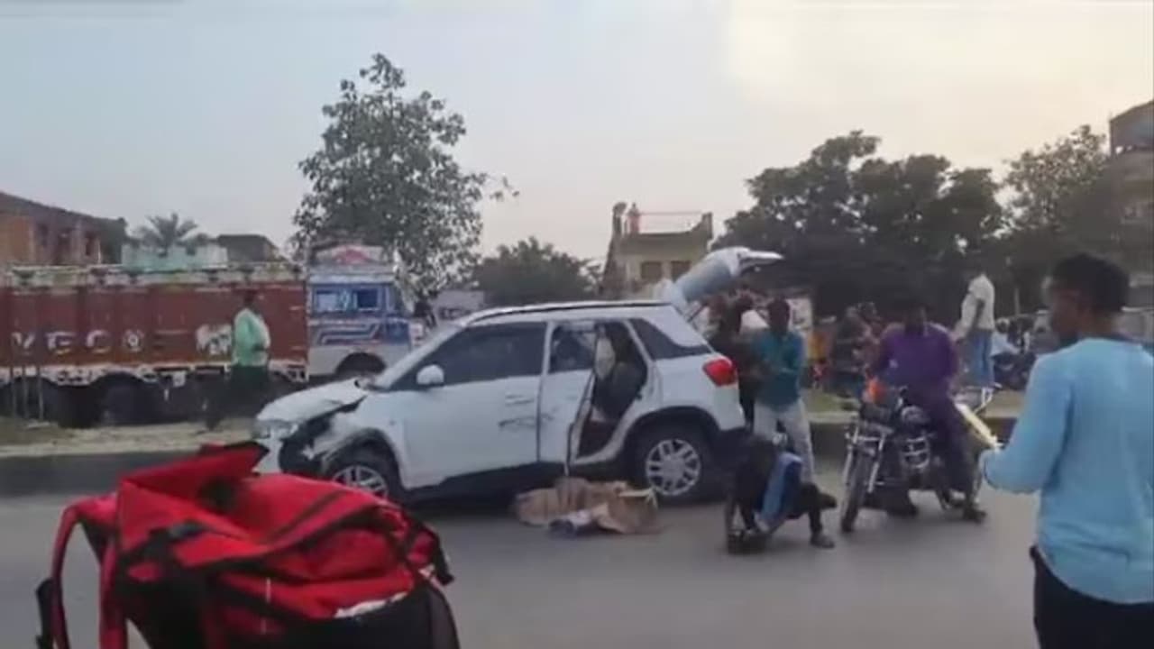 അപകടത്തില്പ്പെട്ട കാറിൽ ലിറ്റർ കണക്കിന് മദ്യം; നാട്ടുകാർക്ക് 'ലോട്ടറി', ഒറ്റ കുപ്പിയില്ലാതെ അടിച്ചുമാറ്റി അപകടത്തില്പ്പെട്ട കാറിൽ ലിറ്റർ കണക്കിന് മദ്യം; നാട്ടുകാർക്ക് 'ലോട്ടറി', ഒറ്റ കുപ്പിയില്ലാതെ അടിച്ചുമാറ്റി