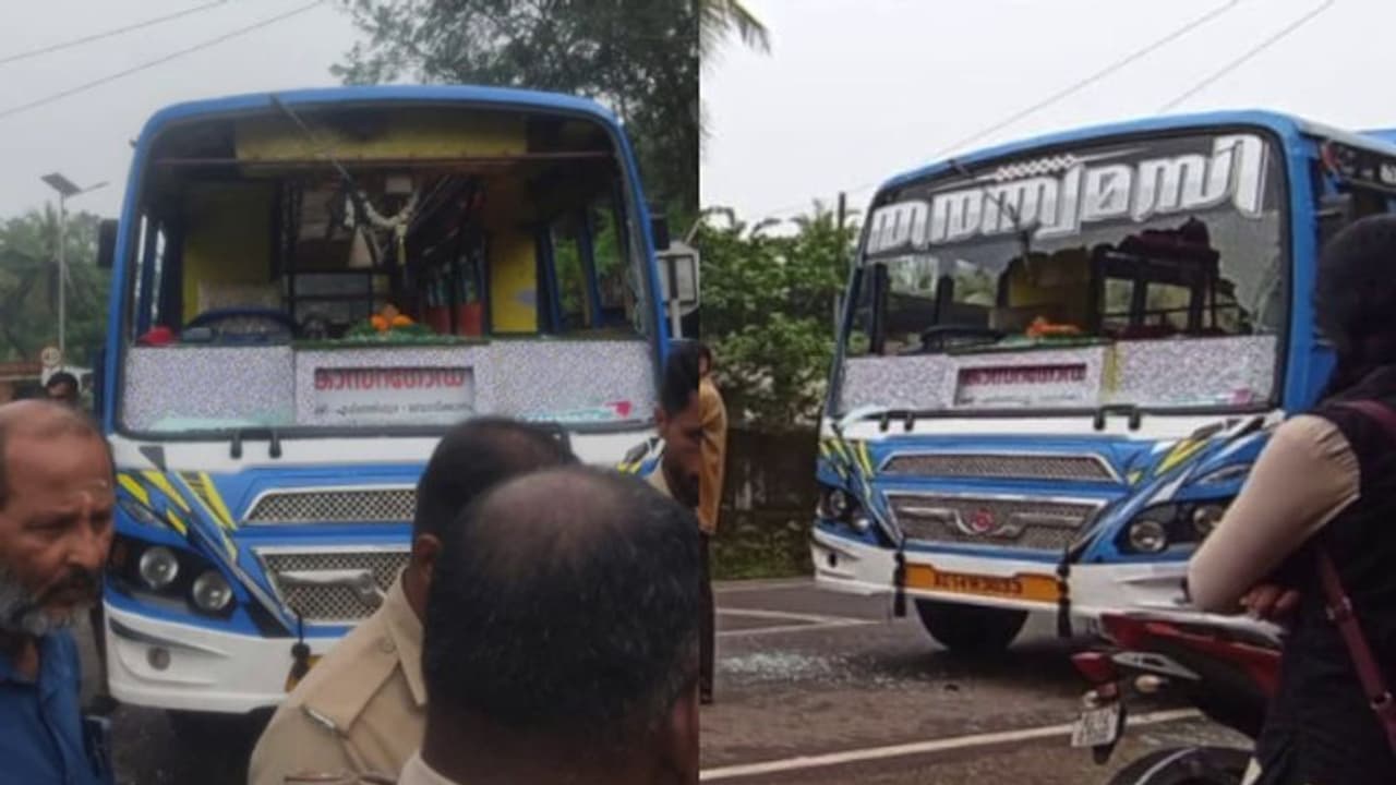 കാസര്‍കോട് സ്വകാര്യ ബസിനുനേരെ ആക്രമണം, ഹെല്‍മറ്റ് കൊണ്ട് ചില്ല് അടിച്ചുതകര്‍ത്തു, യാത്രക്കാരന് പരിക്ക്