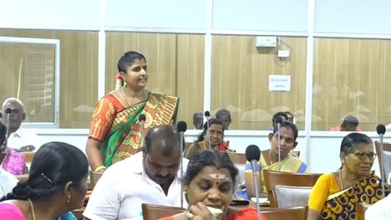 தாலியை கூட கழற்றி தருகிறேன்; என் மக்களுக்கு தண்ணீர் வர ஏற்பாடு செய்யுங்கள் திமுக நகர்மன்ற உறுப்பினர் ஆதங்கம் தாலியை கூட கழற்றி தருகிறேன்; என் மக்களுக்கு தண்ணீர் வர ஏற்பாடு செய்யுங்கள் திமுக நகர்மன்ற உறுப்பினர் ஆதங்கம்