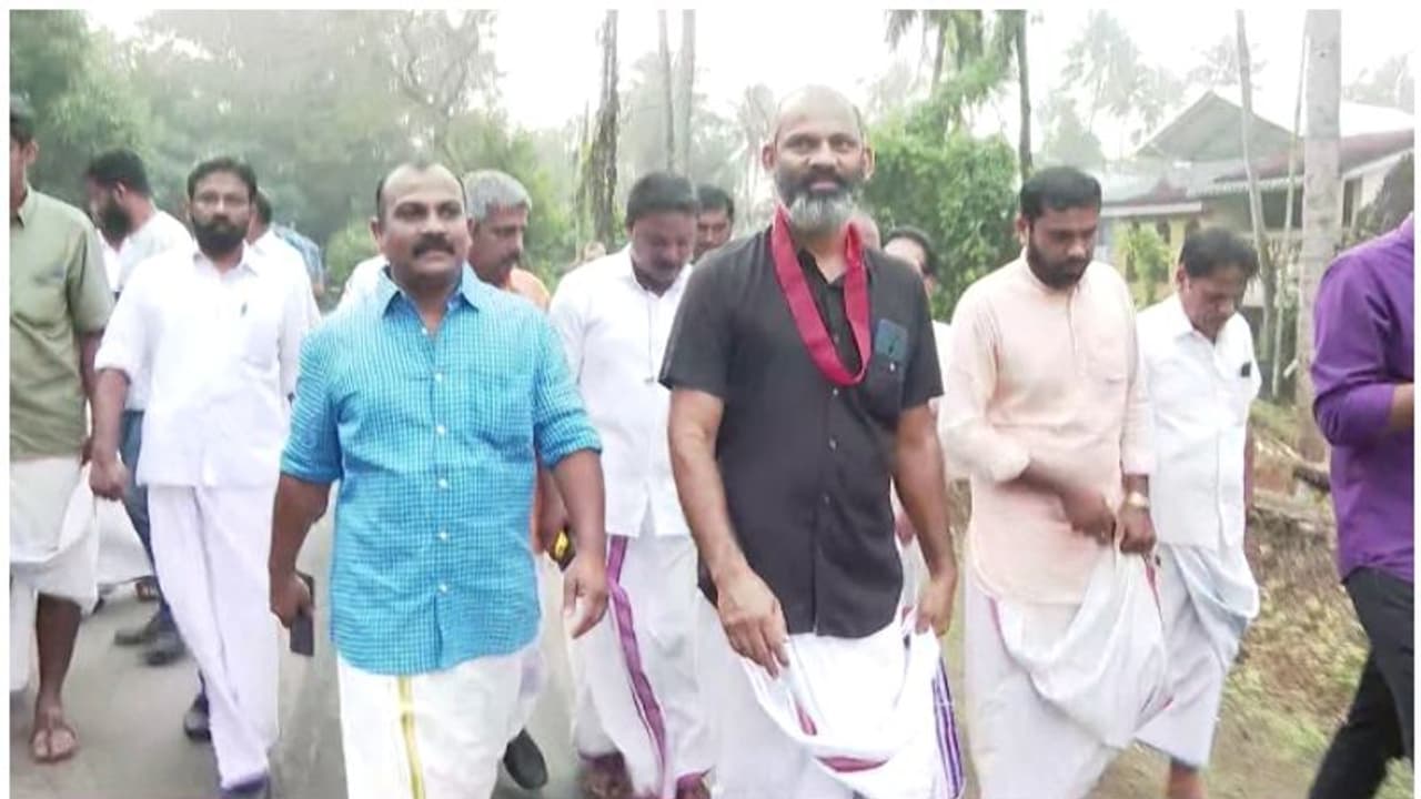 'കിട്ടാനുള്ളത് 82 ലക്ഷം രൂപ'; കരുവന്നൂർ ബാങ്കിൽ നിന്ന് പണം കിട്ടാൻ പദയാത്രയുമായി നിക്ഷേപകൻ 'കിട്ടാനുള്ളത് 82 ലക്ഷം രൂപ'; കരുവന്നൂർ ബാങ്കിൽ നിന്ന് പണം കിട്ടാൻ പദയാത്രയുമായി നിക്ഷേപകൻ