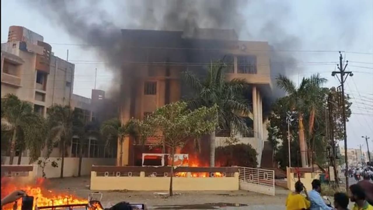 மராத்தா இடஒதுக்கீடு: இன்று அனைத்து கட்சி கூட்டம்; இணையம், பேருந்து சேவை துண்டிப்பு! மராத்தா இடஒதுக்கீடு: இன்று அனைத்து கட்சி கூட்டம்; இணையம், பேருந்து சேவை துண்டிப்பு!