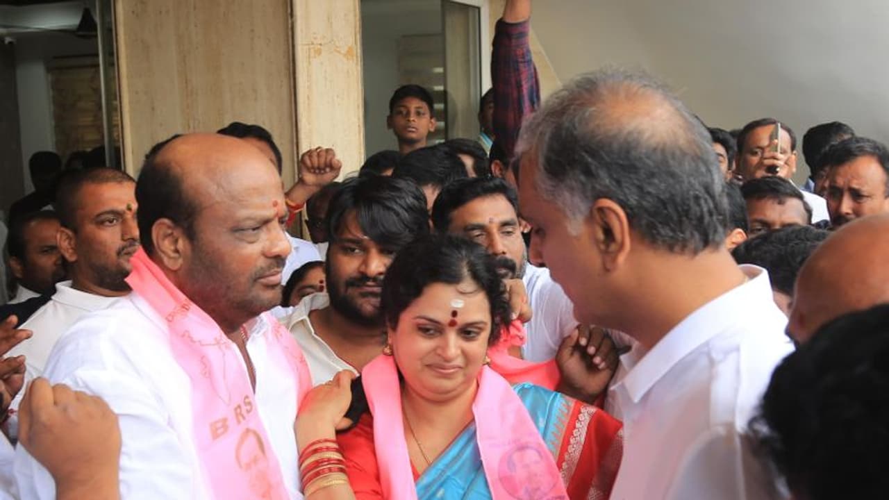 20 రోజుల్లోనే స్వంత గూటికి: కాంగ్రెస్ కు షాకిచ్చిన రామ్మోహన్ గౌడ్, బీఆర్ఎస్లో చేరిక 20 రోజుల్లోనే స్వంత గూటికి: కాంగ్రెస్ కు షాకిచ్చిన రామ్మోహన్ గౌడ్, బీఆర్ఎస్లో చేరిక