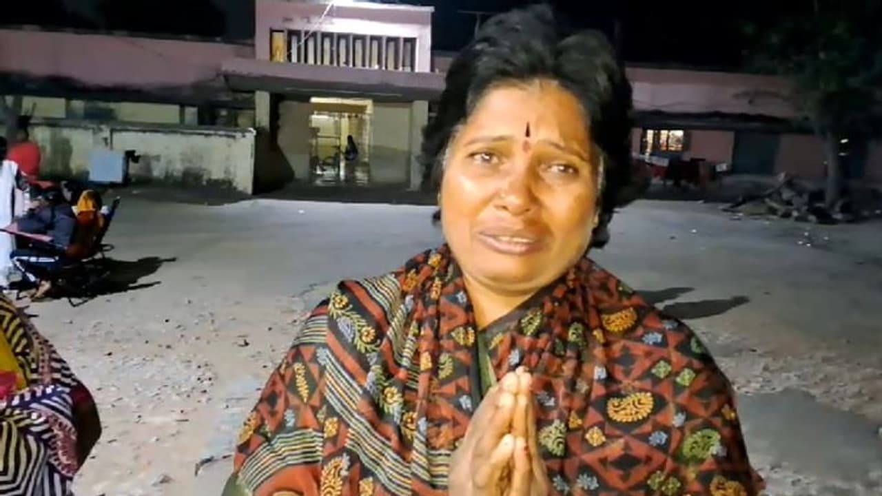 వీళ్లు విద్య వున్న వింతపశువులు... మహిళా స్వీపర్లను వివస్త్రలను చేసి టీచర్ల దాష్టికం... (వీడియో) వీళ్లు విద్య వున్న వింతపశువులు... మహిళా స్వీపర్లను వివస్త్రలను చేసి టీచర్ల దాష్టికం... (వీడియో)