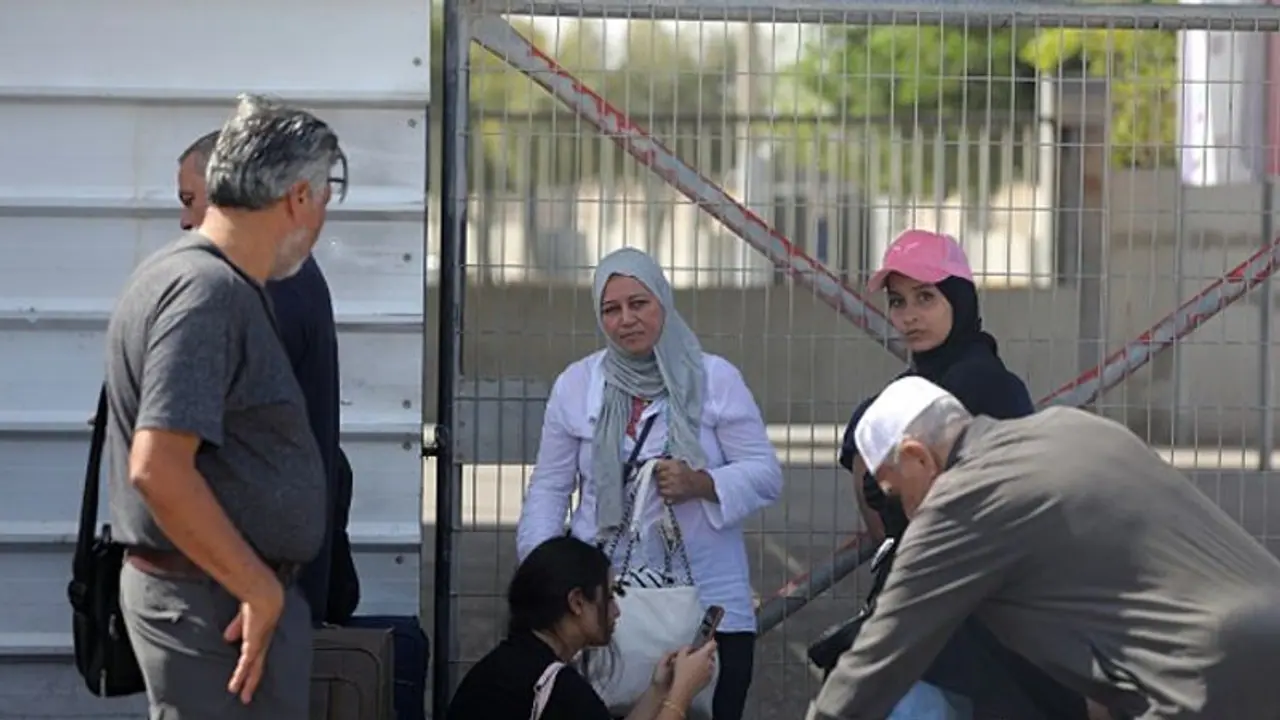 ആശ്വാസം, സംഘർഷം തുടങ്ങിയ ശേഷം ആദ്യം; റഫ അതിർത്തി തുറന്ന് ഈജിപ്ത്, വിദേശികൾ ഗാസ വിടുന്നു ആശ്വാസം, സംഘർഷം തുടങ്ങിയ ശേഷം ആദ്യം; റഫ അതിർത്തി തുറന്ന് ഈജിപ്ത്, വിദേശികൾ ഗാസ വിടുന്നു