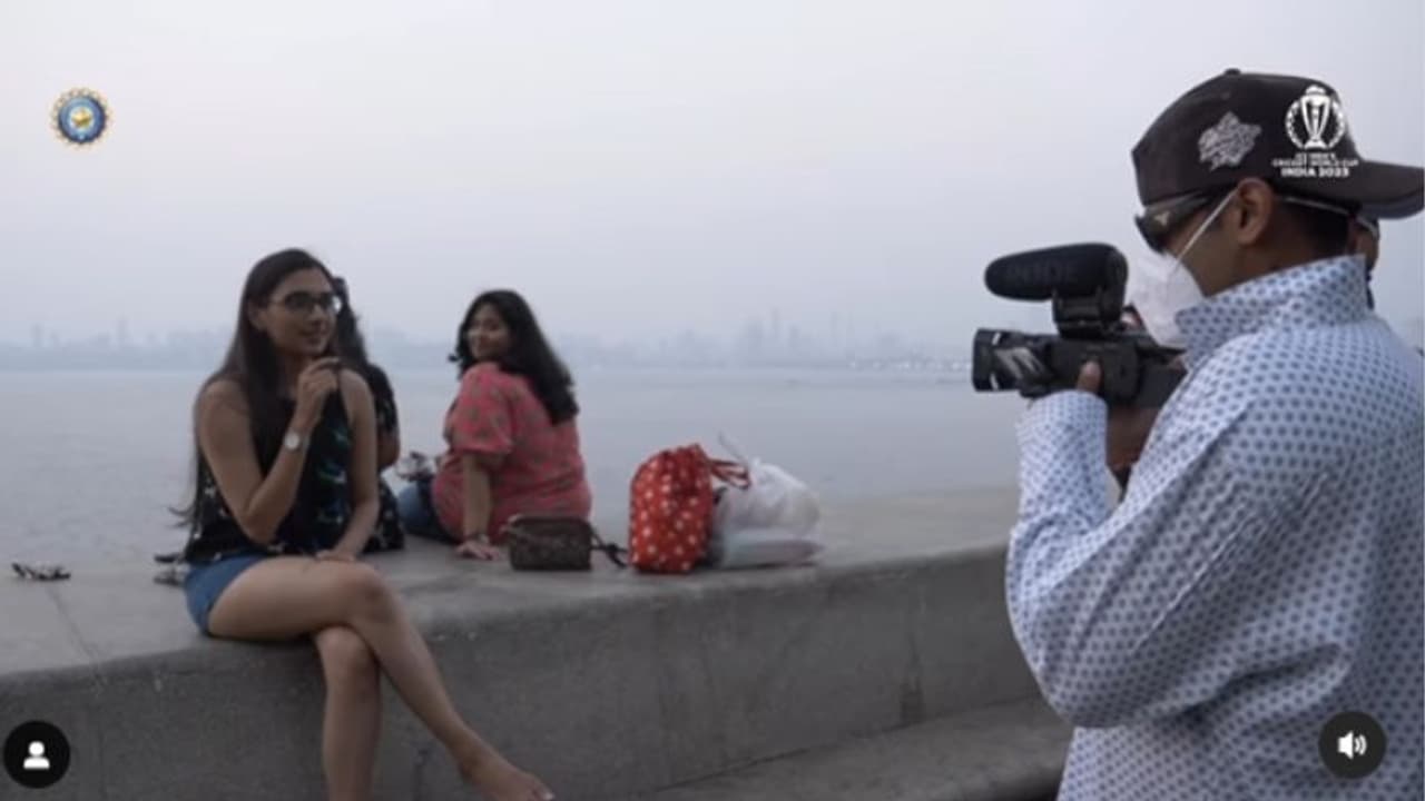 മുംബൈ മറൈന് ഡ്രൈവില് വേഷം മാറി ക്യാമറാമാനായി സൂര്യകുമാര് യാദവ്; ഞെട്ടിക്കുന്ന ഉപദേശവുമായി ആരാധകന് വീഡിയോ മുംബൈ മറൈന് ഡ്രൈവില് വേഷം മാറി ക്യാമറാമാനായി സൂര്യകുമാര് യാദവ്; ഞെട്ടിക്കുന്ന ഉപദേശവുമായി ആരാധകന് വീഡിയോ