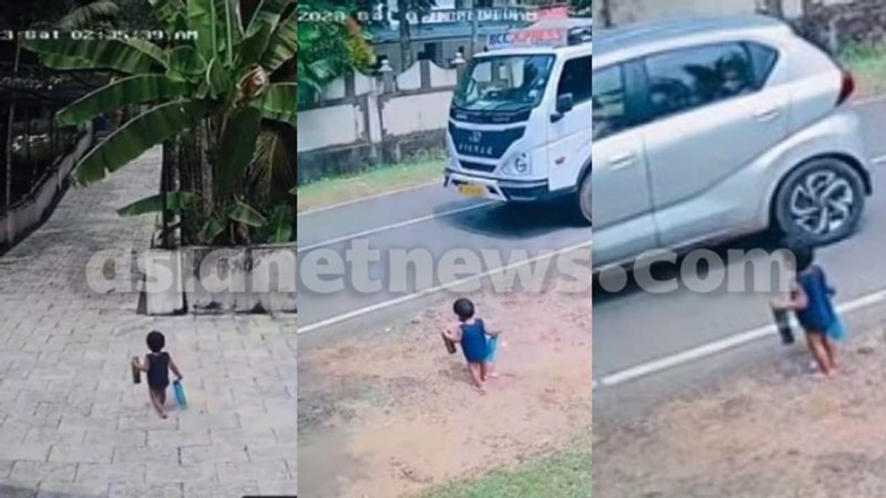 നെഞ്ചിടിക്കുന്ന ദൃശ്യം: അമ്മ അറിയാതെ പിഞ്ചുകുഞ്ഞ് റോഡിലേക്ക് ഇറങ്ങി; കാർ യാത്രക്കാർ രക്ഷകരായി നെഞ്ചിടിക്കുന്ന ദൃശ്യം: അമ്മ അറിയാതെ പിഞ്ചുകുഞ്ഞ് റോഡിലേക്ക് ഇറങ്ങി; കാർ യാത്രക്കാർ രക്ഷകരായി