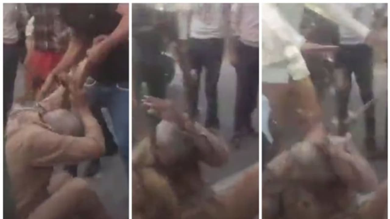 പോലീസിനെ നടുറോട്ടിലിട്ട് പൊതിരെ തല്ലുകയും ചവിട്ടുകയും ചെയ്യുന്ന ജനക്കൂട്ടത്തിന്റെ വീഡിയോ വൈറല് ! പോലീസിനെ നടുറോട്ടിലിട്ട് പൊതിരെ തല്ലുകയും ചവിട്ടുകയും ചെയ്യുന്ന ജനക്കൂട്ടത്തിന്റെ വീഡിയോ വൈറല് !