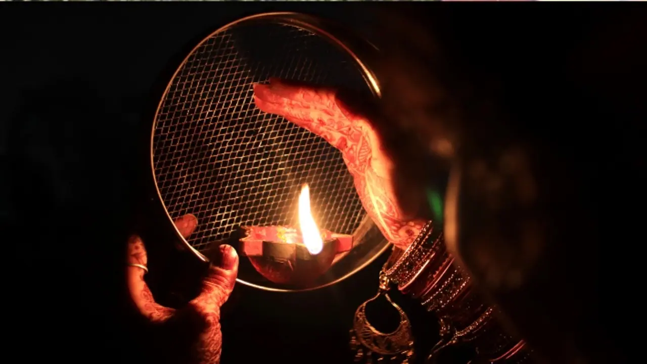 చంద్రుడు వెళ్లిపోయేలా ఉన్నాడు.. సహాయం కోసం పోలీసులకు ఢిల్లీ వాసి ఫోన్.. రంగంలోకి అధికారులు చంద్రుడు వెళ్లిపోయేలా ఉన్నాడు.. సహాయం కోసం పోలీసులకు ఢిల్లీ వాసి ఫోన్.. రంగంలోకి అధికారులు