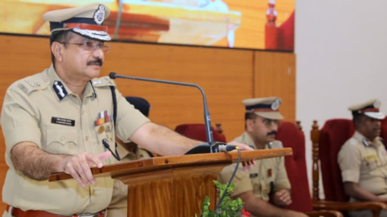 കൂട്ടത്തിൽ ബിടെക്, എംടെക്കിനുമൊപ്പം എംബിഎ ബിരുദധാരികളും 197 വനിതകളും! ആകെ 1272 പേർ കേരളാ പൊലീസിലേക്ക്! കൂട്ടത്തിൽ ബിടെക്, എംടെക്കിനുമൊപ്പം എംബിഎ ബിരുദധാരികളും 197 വനിതകളും! ആകെ 1272 പേർ കേരളാ പൊലീസിലേക്ക്!