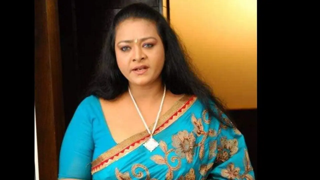 ಗಂಡಸರ ರೂಮಿಗೆ ನನ್ನನ್ನು ತಳ್ಳಿದ್ದು ಬೇರೆ ಯಾರೂ ಅಲ್ಲ; ಗಳಗಳನೇ ಅತ್ತು ದುಃಖ ತೋಡಿಕೊಂಡ ಶಕೀಲಾ ಗಂಡಸರ ರೂಮಿಗೆ ನನ್ನನ್ನು ತಳ್ಳಿದ್ದು ಬೇರೆ ಯಾರೂ ಅಲ್ಲ; ಗಳಗಳನೇ ಅತ್ತು ದುಃಖ ತೋಡಿಕೊಂಡ ಶಕೀಲಾ