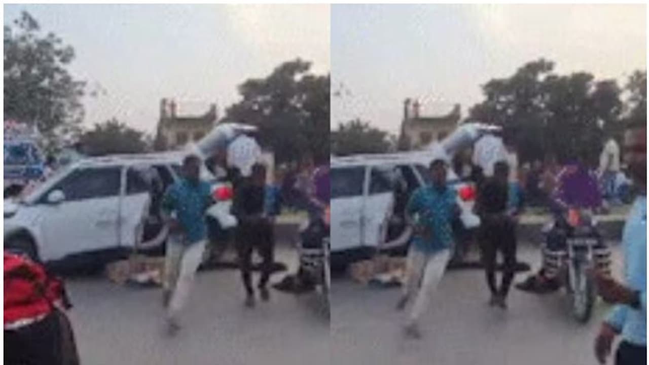 കാറിന് പിന്നിൽ ട്രക്ക് ഇടിച്ചു, കാർ യാത്രികർ ഇറങ്ങിയോടി; രക്ഷിക്കാനെത്തിയവർക്ക് ഫുൾ ബോട്ടിൽ, ഹാഫ് ബോട്ടിൽ കാറിന് പിന്നിൽ ട്രക്ക് ഇടിച്ചു, കാർ യാത്രികർ ഇറങ്ങിയോടി; രക്ഷിക്കാനെത്തിയവർക്ക് ഫുൾ ബോട്ടിൽ, ഹാഫ് ബോട്ടിൽ